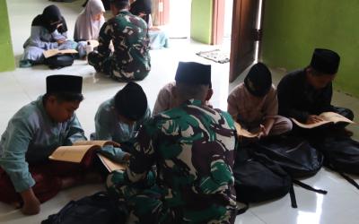 Satgas TMMD ke-129 Kodim 0813 Bojonegoro Dampingi Anak-anak Desa Kesongo Belajar Mengaji