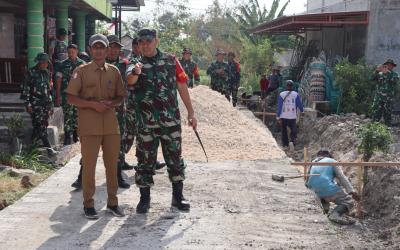 Pada Senin (27/7/2026), Ia turun langsung menyusuri jalanan desa untuk meninjau proyek pengerjaan sasaran fisik utama program TNI Manunggal Membangun Desa (TMMD) ke-129.