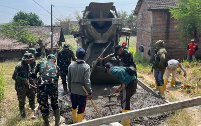 Hingga Senin (27/7/2026), pengerjaan jalan sepanjang 490 meter dengan lebar 3 meter berlangsung sesuai target. Proyek tersebut diharapkan mampu meningkatkan kualitas akses transportasi masyarakat sekaligus mendukung kelancaran aktivitas ekonomi dan sosial warga setempat.
