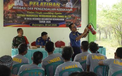 Bergandengan tangan dengan Kodim 0813 Bojonegoro dalam balutan Program TNI Manunggal Membangun Desa (TMMD) ke- 129, Damkarmat menggelar Pelatihan Mitigasi dan Pengendalian Kebakaran di Balai Desa Kesongo, Selasa (28/7/2026).
