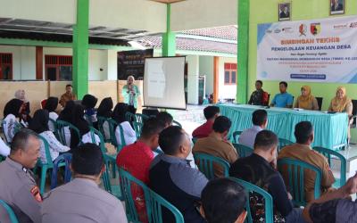 Salah satunya diwujudkan melalui kegiatan Bimbingan Teknis (Bimtek) pengelolaan keuangan desa yang digelar di Balai Desa Kesongo, Kecamatan Kedungadem, Kabupaten Bojonegoro, Senin (3/8/2026).