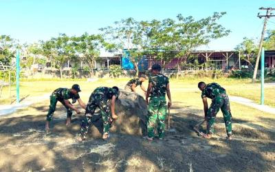 Salah satunya terlihat pada Kamis (23/7/2026), ketika personel Satgas TMMD ke-129 bersama warga bergotong royong melakukan pemerataan lapangan bola voli yang berada di depan Balai Desa Kesongo.