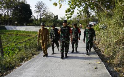 Dansatgas memeriksa satu per satu lokasi pembangunan yang tengah dikerjakan personel Satgas TMMD bersama masyarakat. Monitoring lapangan dilakukan sebagai bagian dari pengawasan agar seluruh program dapat diselesaikan tepat waktu dan memberikan manfaat maksimal bagi masyarakat.