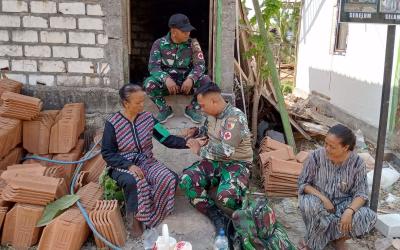 Praka Andi Aprianto, anggota Tim Kesehatan Satgas TMMD ke-129 Kodim 0813/Bojonegoro, melakukan pemeriksaan kesehatan dasar kepada warga Dusun Kedungpandan, Desa Kesongo, Kecamatan Kedungadem, Kabupaten Bojonegoro.