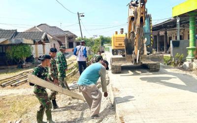 Aksi nyata tersebut merupakan bagian dari komitmen berkelanjutan TNI dalam mempercepat pembangunan infrastruktur pedesaan melalui Program TNI Manunggal Membangun Desa (TMMD) ke-129 Kodim 0813 Bojonegoro.