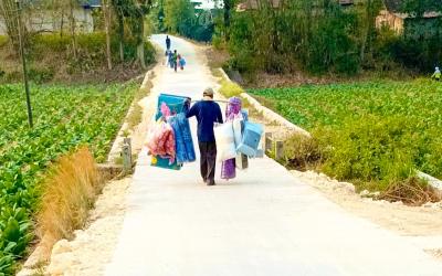  Pedagang keliling melintas di jalan beton hasil pembangunan program TMMD ke-129 di Dusun Mundu, Desa Kesongo, Kecamatan Kedungadem, Kabupaten Bojonegoro, Senin (10/8/2026). Foto: Deni Flamboyan/Sumber TMMD Bojonegoro