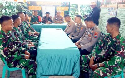 Untuk memastikan seluruh pekerjaan berjalan sesuai target, Satgas TMMD ke- 129 Kodim 0813 Bojonegoro bersama unsur pemerintah desa, Polri dan pihak terkait menggelar rapat koordinasi percepatan di Posko TMMD, Kamis, (23/7/2026).