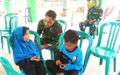 Suasana hangat dan penuh tawa mewarnai sela-sela kegiatan TMMD di Desa Kesongo, Kecamatan Kedungadem, Kabupaten Bojonegoro, Selasa (28/7/2026).