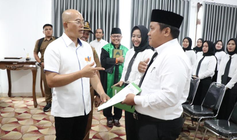 Tampak Bupati Bengkulu Selatan Gusnan Mulyadi saat Melantik dan Mengambil Sumpah Jabatan 35 Tenaga Kesehatan p3k Foto/Dok