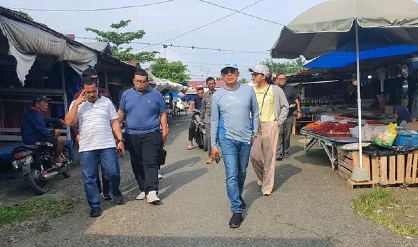 Bupati Gusnan Mulyadi turun ke Pasar Ampera.