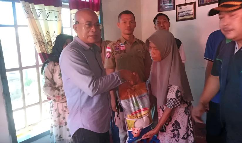 Bupati Bengkulu Selatan, Gusnan Mulyadi Salurkan Bantuan Logistik kepada Keluarga Korban Hanyut di Bandar Ragung.