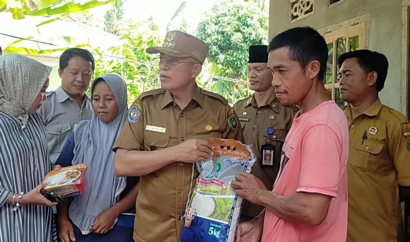 Bupati Bengkulu Selatan, Gusnan Mulyadi, turun langsung menyalurkan bantuan masa panik kepada keluarga korban kebakaran rumah di Desa Padang Nibung, Kecamatan Bunga Mas.