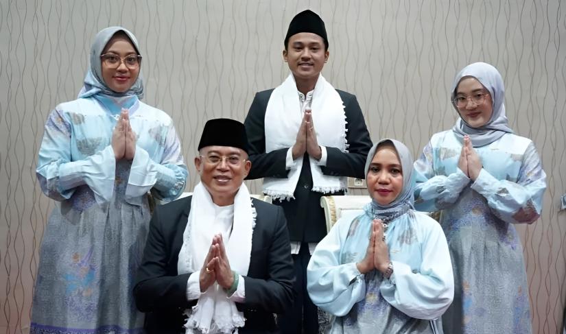 Bupati Gusnan Mulyadi bersama keluarga.