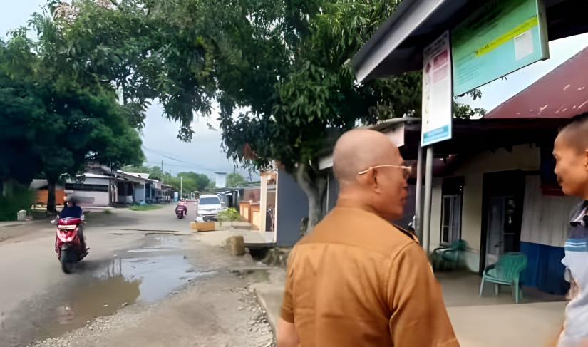 Bupati Bengkulu Selatan, Gusnan Mulyadi, langsung meninjau laporan masyarakat terkait kondisi rusak Jalan Mulkan Naum.