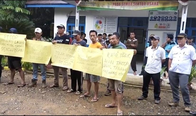 Kades Demo Tolak Perpanjangan HGU PT DDP Abe Mukomuko Foto/Dok: Surya