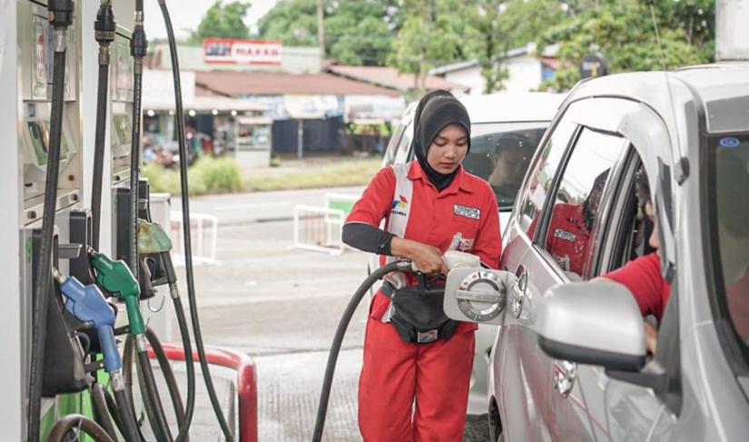 Petugas SPBU saat mengisi kendaraan konsumen yang membeli BBM, Jum'at (07/11/2025). (Aldo/PenaRafflesia.Com)