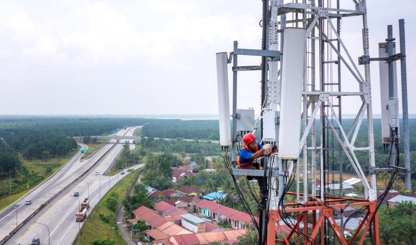 PT XL Axiata Tbk (XL Axiata) berhasil meraih pertumbuhan positif kinerja yang solid di sepanjang tahun 2024. Perusahaan mencatatkan pertumbuhan pendapatan yang meningkat sebesar 6% dibandingkan periode yang sama tahun lalu (YoY), mencapai Rp 34,40 triliun.