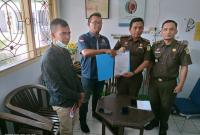 Dinas PUPR Mukoumko lampirkan dan menyerahkan daftar pekerjaan ke Kejari Mukomuko, (5/9/22)