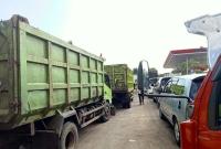 Antrean dump truk di SPBU Km 6,5 Kota Bengkulu.