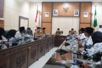 Dokumentasi Gubernur Bengkulu saat audiensi dengan PGRI Mukomuko, bertempat di Ruang Rapat Lantai III Kantor Gubernur Bengkulu, pada Senin (23/10/2023).