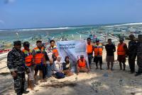Tim Akar dan Pemdes setempat melakukan pemasangan tanda pada lokasi yang di tutup, Minggu (04/08/2024)