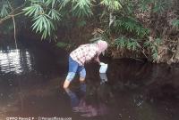 Tim DLH Kaur Mengambil sampel air perumbaian guna untuk uji lab Jumat, (09/08/2024)