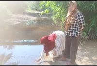 Warga saat melakukan mengambil ikan yang mati di pinggir sungai perumbaian akibat limbah PT KGS, Minggu (11/08/2024)