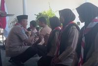 Kepala BPOM sematkan Bedge di lengan baju anggota Saka POM Bengkulu, Selasa (23/1/24). (foto: Yusuf/Penarafflesia.com).