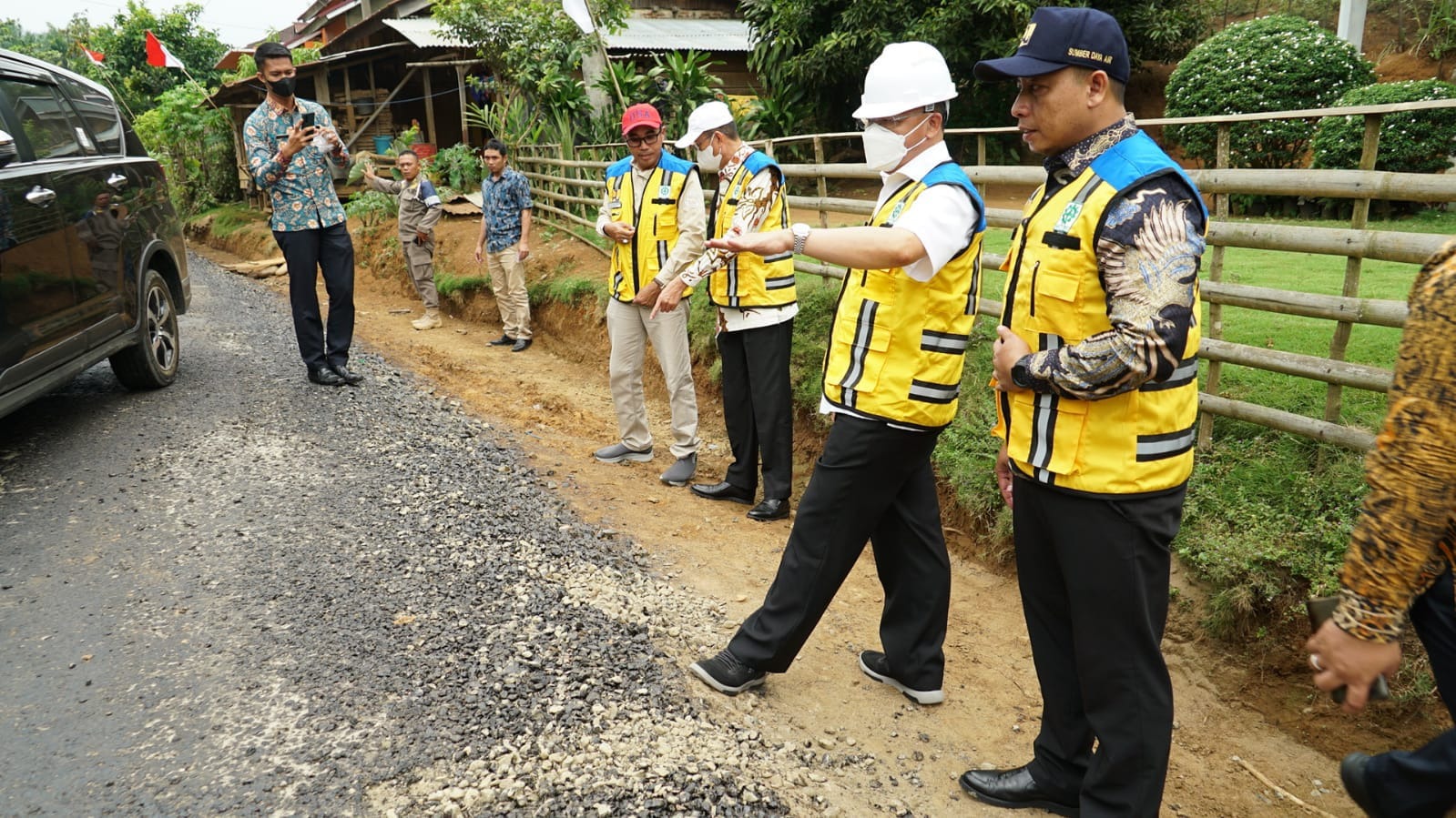 Plt. Kadis PUPR Provinsi Bengkulu saat mendampingi Gubernur meninjau proses perbaikan jalan