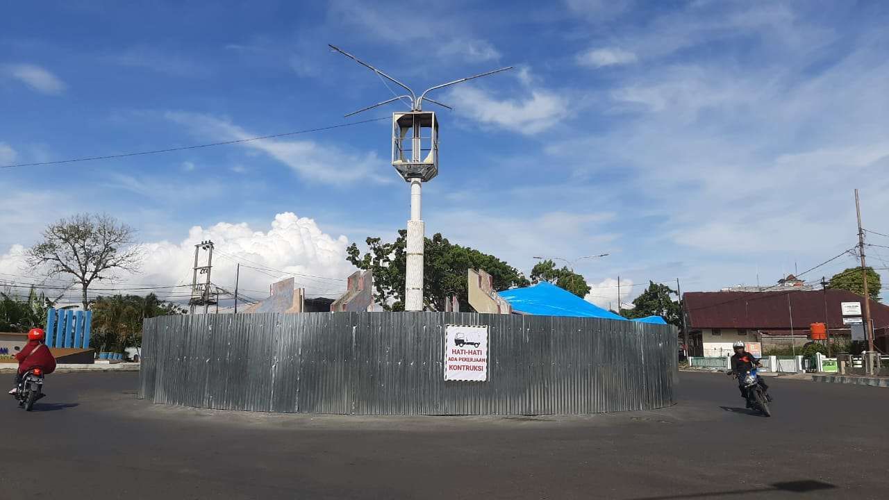 perbaikan tugu bundaran salah satu di kota bengkulu