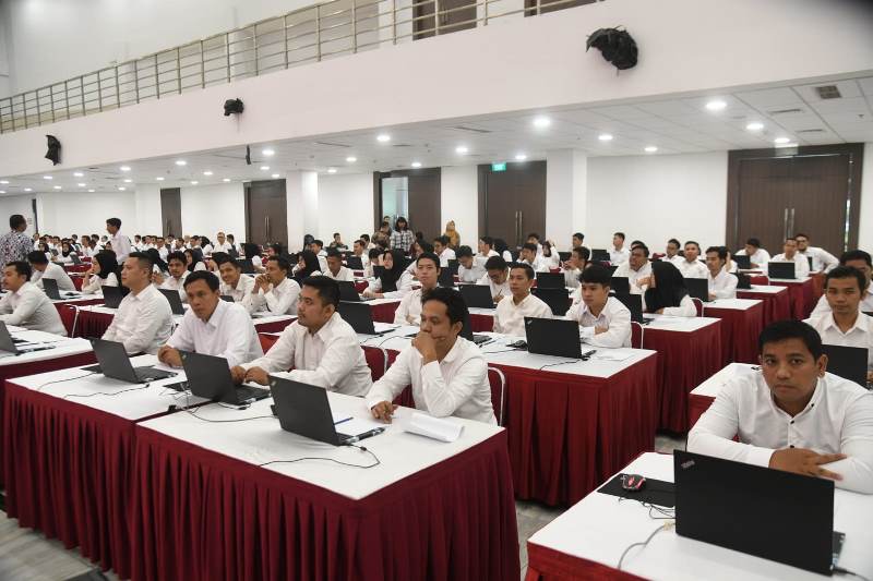 Berdasarkan data dari Badan Pusat Statistik (BPS) Provinsi Bengkulu pada triwulan ketiga tahun 2023, tercatat sebanyak 37.845 orang mengalami pengangguran di Provinsi Bengkulu. Detailnya, dari total penduduk usia kerja (15 tahun ke atas) sebanyak 1,5 juta orang, 1.107.560 di antaranya merupakan angkatan kerja, sedangkan 454.275 orang lainnya termasuk bukan angkatan kerja, seperti pelajar dan yang mengurus rumah tangga. Dari angkatan kerja tersebut, 37.845 orang dikategorikan sebagai pengangguran atau tidak bekerja. Menyikapi data ini, Ketua Komisi I DPRD Provinsi Bengkulu, Dempo Xler, memberikan tanggapan yang berbeda dengan pernyataan pemerintah daerah. "Saya tidak percaya kalau di Bengkulu banyak penganggur, itu hoaks. Karena setiap hari kepala daerah, baik gubernur, bupati, wali kota bilang tidak ada kemiskinan di Bengkulu. Dia bilang ekonomi tumbuh, jadi kalau ada pengangguran, penipuan artinya," ujar Dempo pada 17 November. Dempo menyatakan bahwa kepercayaannya terhadap data BPS hanya akan muncul jika pihak pemerintah juga menyampaikan informasi yang sejalan. "Makanya enggak tahu ini yang nipu BPS apa pemerintah. Kalau BPS jujur berarti pemerintah nipu, kalau Pemerintah jujur berarti BPS yang nipu. Saya tidak yakin hari ini Bengkulu itu banyak pengangguran, saya yakin Bengkulu zero pengangguran karena ekonomi tumbuh terus tadi," tambah Dempo. (ADV)