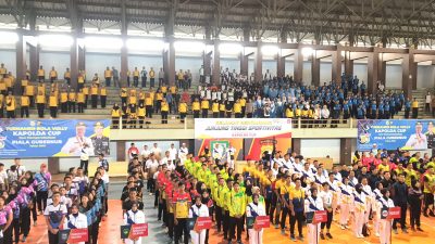Wakil Ketua II DPRD Provinsi Bengkulu Suharto menyoroti kondisi Gedung Olahraga (GOR) Sawah Lebar Bengkulu yang dinilainya kurang layak. Kondisi itu, menurutnya, menimbulkan kekhawatiran terhadap keselamatan para pemain maupun penonton saat memanfaatkan fasilitas olahraga tersebut. “Kondisinya kurang layak, bukan tidak layak, karena itu penting bagi keselamatan para pemain dan penonton,” ujar Suharto, Rabu, 15 November 2023. Oleh karenanya ia meminta Pemprov Bengkulu melalui Dinas Pemuda dan Olahraga (Dispora) Provinsi Bengkulu untuk segera merancang pembenahan GOR, kemudian mengajukan usulan anggaran. Hal ini dinilai penting, karena bagi Suharto, GOR yang layak dan aman digunakan merupakan bagian dari investasi pemersatu rakyat. "Sebagai investasi dalam memupuk persatuan dan kesatuan di tengah masyarakat melalui olahraga,” pungkasnya. (KA)