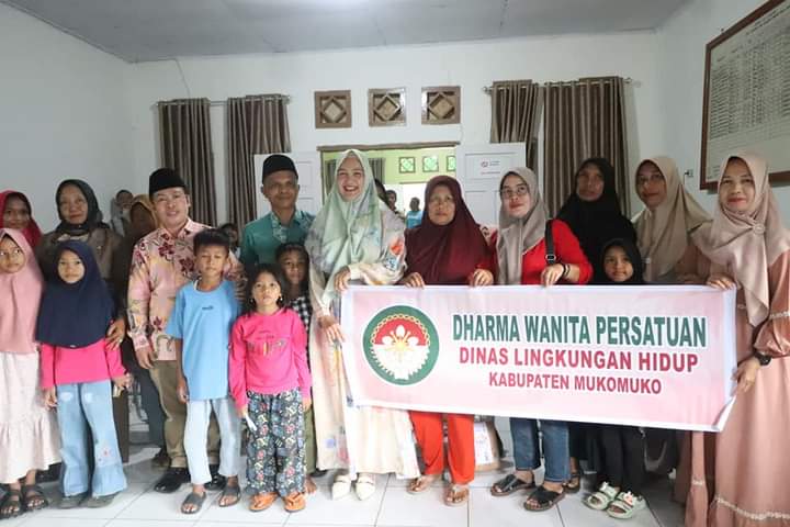 Bupati Mukomuko Berbagi Dengan Para Petugas Kebersihan Dinas Lingkungan Hidup Dan Santuni Yatim Piatu