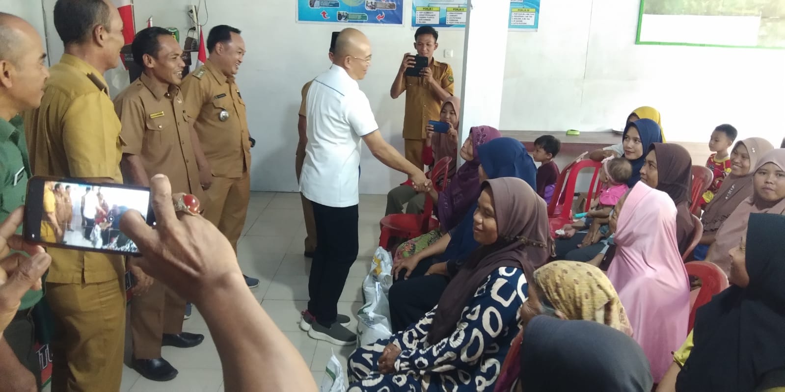 Bantuan Pangan Untuk Masyarakat diserahkan Bupati Gusnan