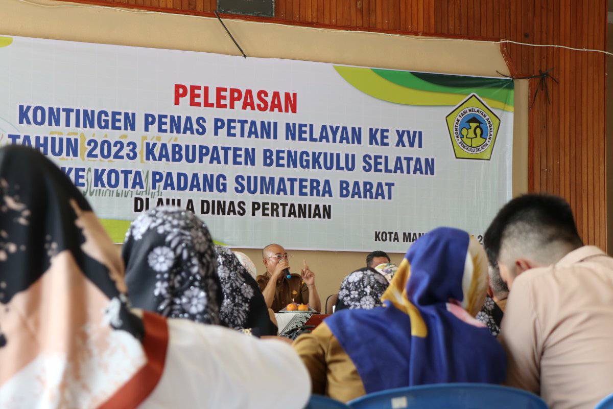 Tampak Bupati Gusnan sedang Berikan Sambutan Pelepasan Kontingen Penas Petani Nelayan