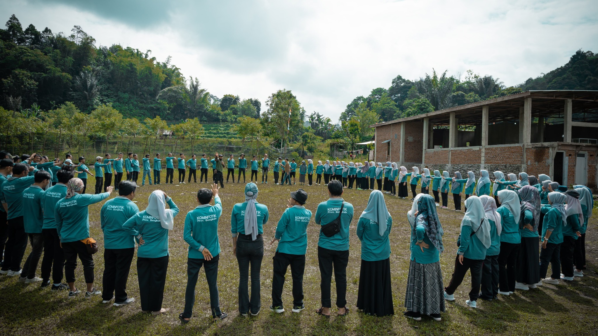 Dinas Kominfo dan Statistik Provinsi Bengkulu menggelar gathering di Taman Wisata Trokon, Kabupaten Rejang Lebong, Kamis (23/5), sebagai upaya untuk meningkatkan kekompakan antara ASN dan THL. Acara ini dihadiri oleh ratusan pegawai yang tampak antusias dan larut dalam kegembiraan.  Gathering diawali dengan berbagai permainan outbound yang seru dan penuh semangat. Para pegawai saling bekerja sama dan bersaing dalam menyelesaikan berbagai tantangan, yang tak hanya meningkatkan kekompakan tapi juga menumbuhkan rasa kebersamaan.  Kepala Dinas Kominfo dan Statistik Provinsi Bengkulu, Oslita Muslimin, menjelaskan bahwa kegiatan gathering ini bertujuan untuk meningkatkan kekompakan kerja antara ASN dan THL.  "Hari ini kita mengadakan kegiatan semacam gathering yang bertujuan untuk menjaga kekompakan seluruh ASN dan THL, ini juga bertujuan untuk memacu semangat dalam bekerja," kata Oslita Muslimin.  Oki Oktriansyah, Ketua Panitia Gathering Dinas Kominfo dan Statstik Provinsi Bengkulu, menyambut baik peran Kadis Oslita Muslimin yang mampu mengarahkan ASN dan THL di Kominfo dan Statstik Provìnsi Bengkulu untuk mengikuti gathering.  "Seluruh karyawan hadir semua. Ini kita sangat apresiasi sekali arahan ibu Kadis kita yang mampu mengajak seluruh ASN dan THL hadir bersama gathering hari ini begitu banyak permainan yang ada di sini untuk membangun sinergi serta kekompakan," tutupnya.  Gathering ini diharapkan dapat menjadi sarana untuk memperkuat hubungan antar pegawai, meningkatkan motivasi kerja, dan menciptakan lingkungan kerja yang lebih harmonis.  Kegiatan seperti ini patut diapresiasi sebagai langkah positif dalam membangun budaya kerja yang solid dan produktif di lingkungan Dinas Kominfo dan Statistik Provinsi Bengkulu.