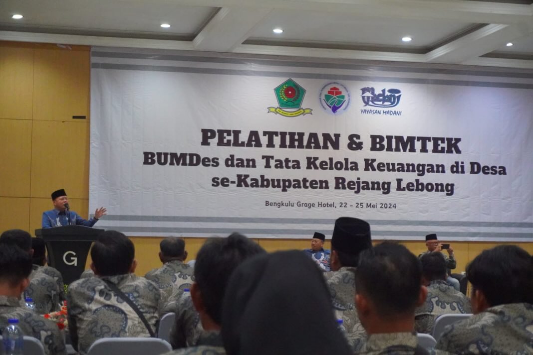 Gubernur Bengkulu, Rohidin Mersyah, membuka bimbingan teknis (Bimtek) Aparatur Desa dengan Bumdes dan Tata Kelola Keuangan se-Kabupaten Rejang Lebong di Grage Hotel, pada Rabu (22/05/2024). Bimtek ini diikuti oleh seluruh Kepala Desa (Kades) se-Rejang Lebong dan bertujuan untuk meningkatkan tata kelola keuangan dan pengelolaan potensi desa. Gubernur Rohidin menekankan pentingnya dua hal utama dalam mengelola keuangan desa dengan baik: Belanjakan apa yang memang perlu dibelanjakan: Para aparatur desa diwajibkan untuk memprioritaskan kebutuhan desa dan tidak melakukan pemborosan. Catat setiap pengeluaran: Dokumentasi yang rapi dan jelas atas setiap pengeluaran desa sangat penting untuk akuntabilitas dan transparansi. Selain tata kelola keuangan, Gubernur Rohidin juga mendorong para Kades untuk jeli melihat dan memanfaatkan potensi desa. "Kades harus melihat potensi yang paling menonjol di desa itu," jelas Rohidin. Sebagai contoh, jika ada warga yang memiliki keahlian membuat peyek yang lezat, Kades dapat membantu mereka mengembangkan usaha tersebut dan membuka lapangan pekerjaan bagi masyarakat desa. Gubernur Rohidin meyakini bahwa dengan pengelolaan potensi desa yang tepat, desa-desa di Rejang Lebong dapat berkembang dan menjadi lebih maju. Bimtek yang diadakan selama tiga hari ini diharapkan dapat membekali para Kades dan perangkat desa dengan pengetahuan dan keterampilan yang mereka butuhkan untuk mengelola keuangan desa dengan baik dan mengoptimalkan potensi desa. Yayasan Madani sebagai penyelenggara Bimtek berkomitmen untuk terus membantu meningkatkan kapasitas para Kades dan perangkat desa di Bengkulu. Dengan sinergi antara pemerintah, aparatur desa, dan masyarakat, diharapkan desa-desa di Bengkulu dapat mencapai kemajuan yang signifikan.