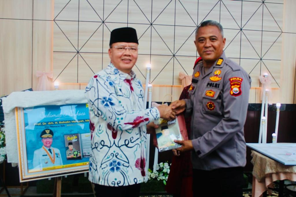 Gubernur Bengkulu Rohidin bersama Petinnggi Polda Bengkulu Memegang Buku Bengkulu Hebat Foto/Dok