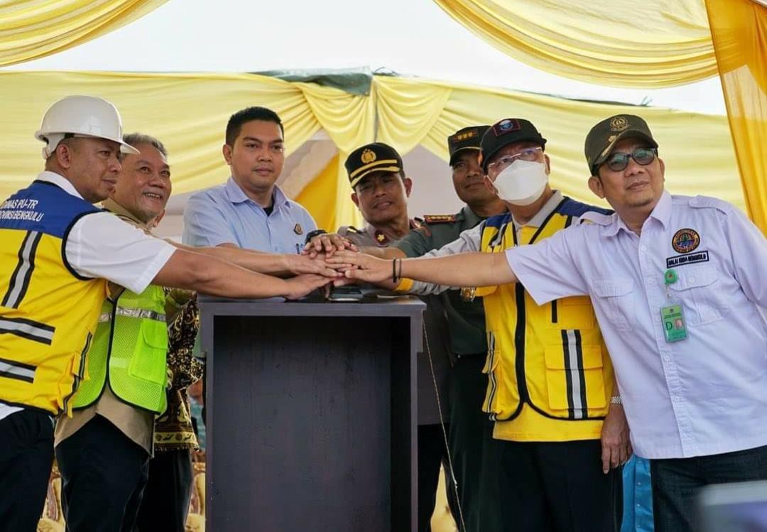 Foto Bersama: Groundbreaking waktu dimulainya pembangunan jalan dan jembatan elevated