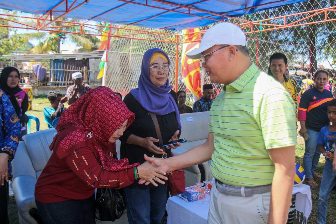 Gubernur Bengkulu Rohidin Mersyah usai membuka Ajang Silaturahmi Volley Ball Antar Kelurahan se-Kecamatan, Jumat (17/2)