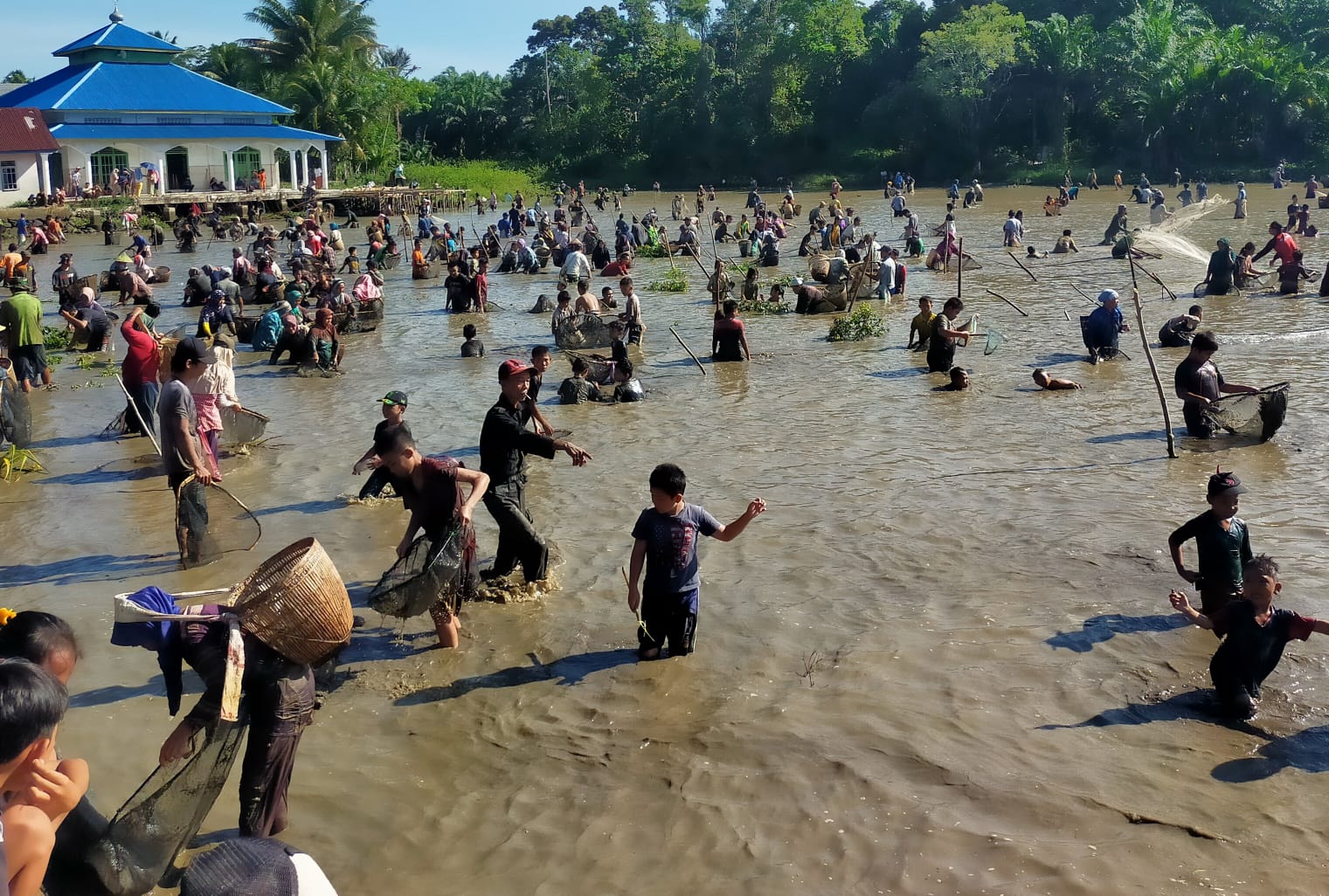 Tradisi bubut tebat" dan "Nangguak ikan Bengkulu Selatan