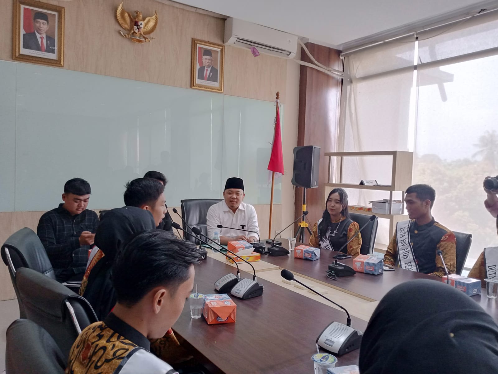 Gedung DPRD Provinsi Bengkulu menjadi tuan rumah untuk kedatangan puluhan Duta Human Immunodeficiency Virus (HIV) Acquired Immunodeficiency Syndrome (AIDS) Bengkulu, yang mewakili kabupaten/kota se-Provinsi Bengkulu. Kunjungan Duta HIV/AIDS ini bertujuan untuk memperkuat sinergi dalam upaya pengentasan dan penanganan HIV/AIDS di Provinsi Bengkulu. M. Febiansyah, perwakilan Duta HIV/AIDS, mengungkapkan bahwa kasus HIV/AIDS mengalami peningkatan signifikan dari tahun sebelumnya. "Pada tahun 2022, tercatat 1.224 orang terjangkit penyakit HIV/AIDS. Pertumbuhan tertinggi terjadi di Rejang Lebong, dengan angka mencapai 96 pada bulan November, sementara Kota Bengkulu mencatat jumlah ratusan kasus," ungkap Febiansyah. Dalam konteks ini, para Duta HIV/AIDS mengajak semua pihak untuk ikut serta dalam penanganan masalah ini. "Kedepannya, kami akan melakukan sosialisasi mengenai dampak HIV/AIDS di sekolah-sekolah, desa-desa, dan masyarakat," kata Febiansyah, mahasiswa dari Stikes Sapta Bakti. Kunjungan Duta HIV/AIDS ini disambut dengan antusias oleh Ketua Komisi I DPRD Provinsi Bengkulu, Dempo Xler, yang memiliki komitmen serupa. Dempo menekankan bahwa penularan dan pencegahan HIV/AIDS harus ditangani secara serius, karena hal ini berkaitan dengan generasi emas di masa depan. "Penularan HIV/AIDS dapat terjadi melalui darah dan hubungan seksual, baik sejenis maupun berbeda jenis. Oleh karena itu, langkah-langkah pencegahan harus dilakukan secara masif. Kita tidak boleh membiarkan peningkatan kasus HIV/AIDS berdampak pada upaya menciptakan generasi emas pada tahun 2045," tegas Dempo. (ADV)