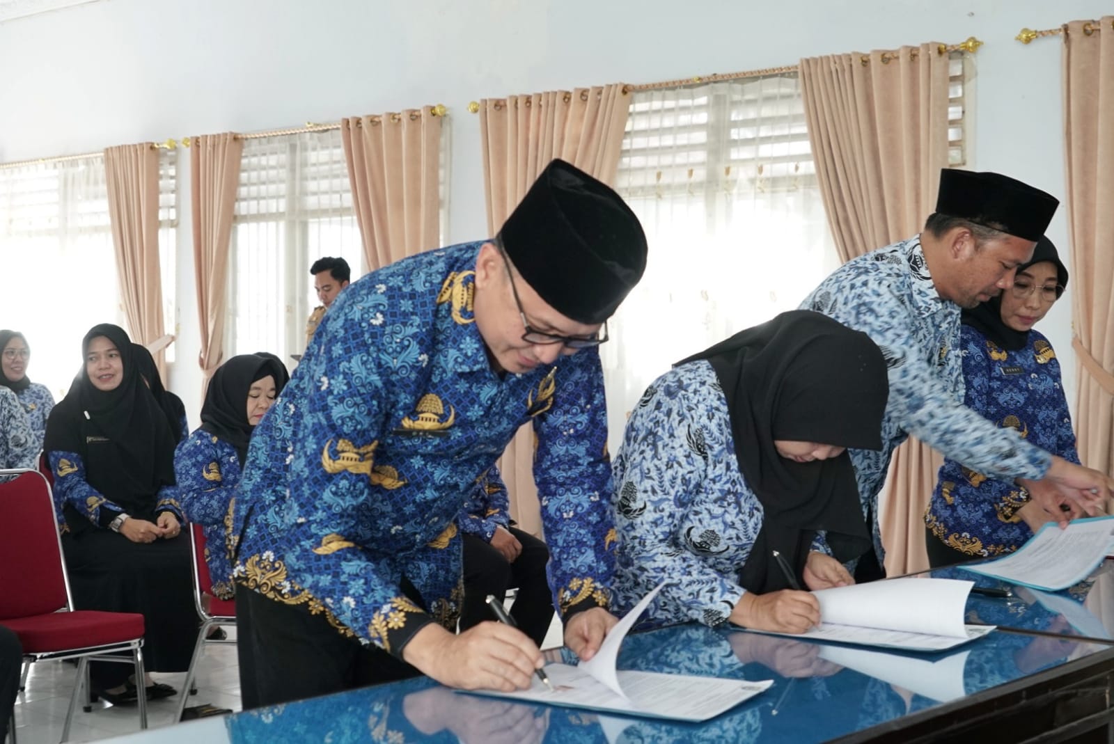 Penandatanganan Perjanjian Kinerja Pejabat Eselon 3 dan 4 (Sub Koordinator/ Pejabat Hasil Penyetaraan) di lingkup Diskominfotik Provinsi Bengkulu, Senin (20/02).