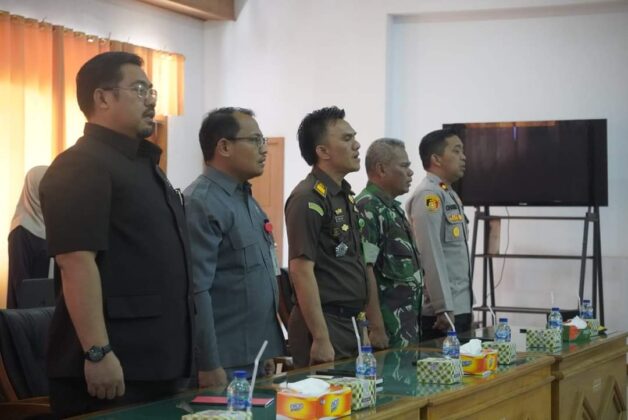 Peserta rapat paripurna yang hadir di ruang rapat DPRD BU