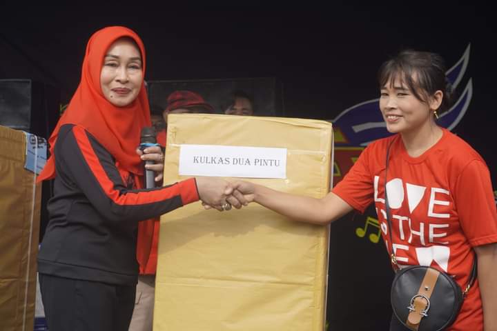 Ketua tim penggerak PKK saat penyerahan hadiah 