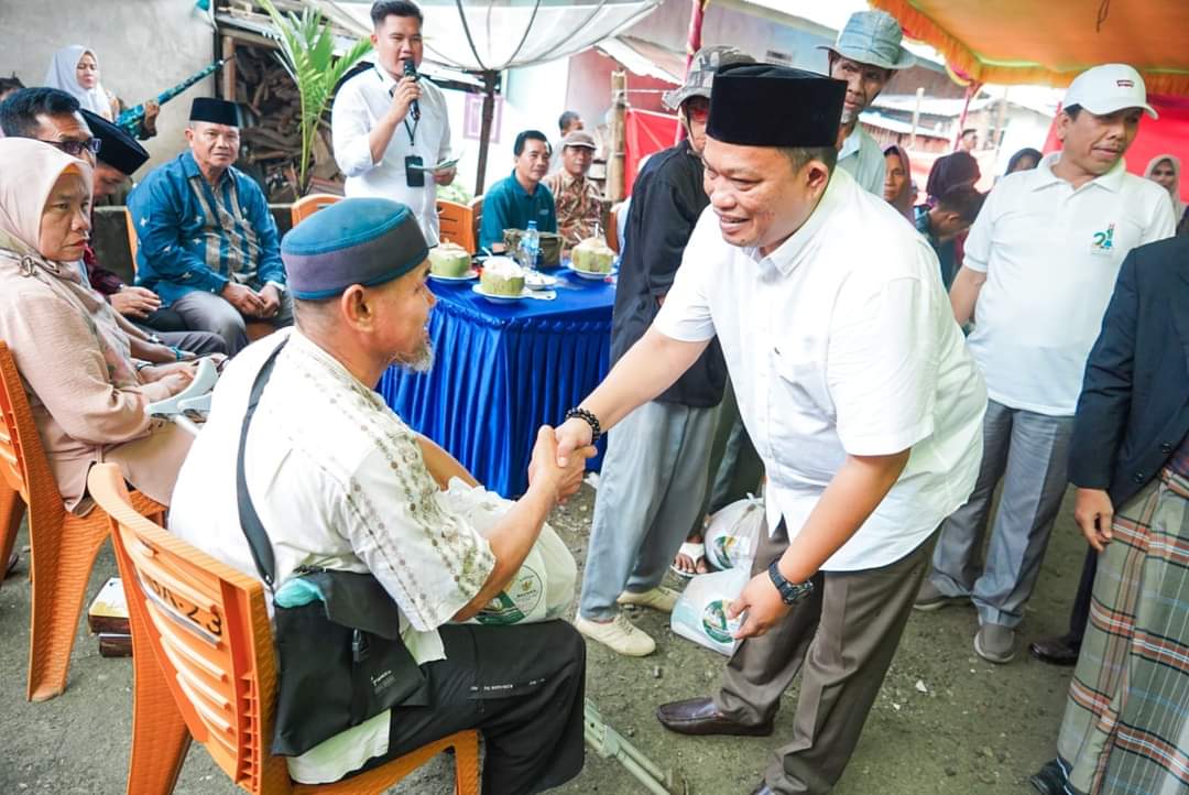 Bupati Erwin saat memberikan langsung bantuan sembako ke pada warga yang kurang mampu