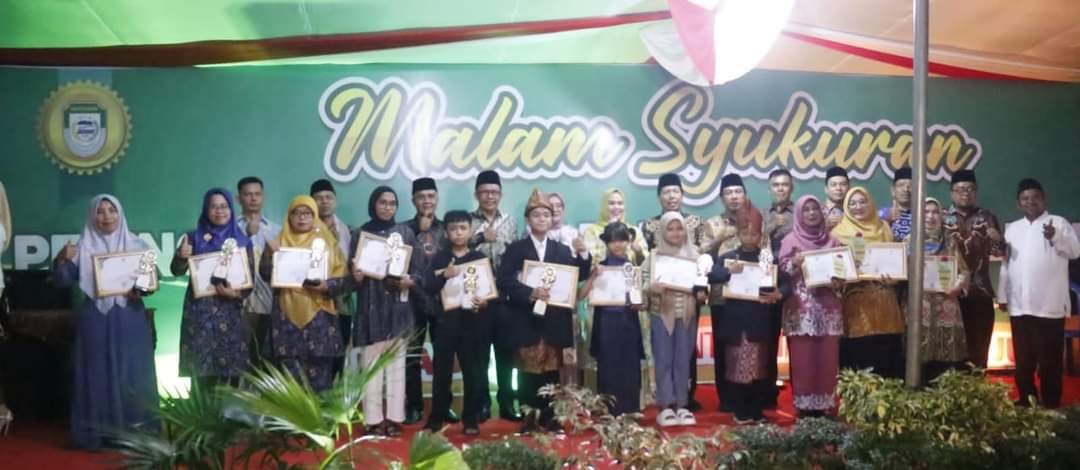 Sekda Seluma saat penyerahan hadiah perlombaan