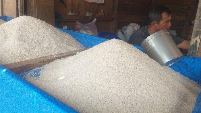 Herizal Adriansyah, anggota DPRD Provinsi Bengkulu, menyuarakan keprihatinannya terkait stagnasi harga beras di pasar Bengkulu. Ia menyoroti ketidakstabilan harga beras yang belum menunjukkan penurunan yang signifikan, meskipun berbagai upaya telah dilakukan untuk menstabilkannya. Herizal mengungkapkan bahwa situasi ini berdampak besar pada daya beli masyarakat Bengkulu, terutama bagi mereka yang mengandalkan beras sebagai sumber utama makanan. "Meskipun telah diambil berbagai langkah untuk mengendalikan harga, belum ada perubahan yang signifikan dalam penurunan harga beras di pasar lokal," ungkapnya pada Selasa, (21/11/2023). Herizal juga menegaskan perlunya tindakan konkret dan kolaborasi antara pemerintah daerah, pelaku usaha, dan pemangku kepentingan terkait lainnya untuk menemukan solusi jangka panjang guna menstabilkan harga beras dan memastikan ketersediaannya bagi masyarakat Bengkulu. "Diharapkan hal ini dapat memicu dialog lebih lanjut di antara pihak terkait guna mencapai solusi yang memadai dalam mengatasi masalah kenaikan harga beras yang terus berlangsung di Bengkulu," tukasnya. (Adv)