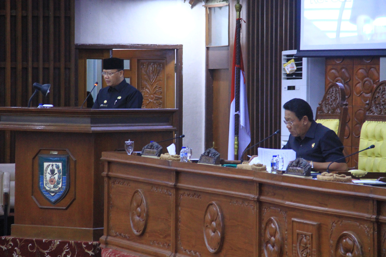 Gubernur Bengkulu Rohidin saat Sampaikan Silpa Lebih di Rapat Paripurna