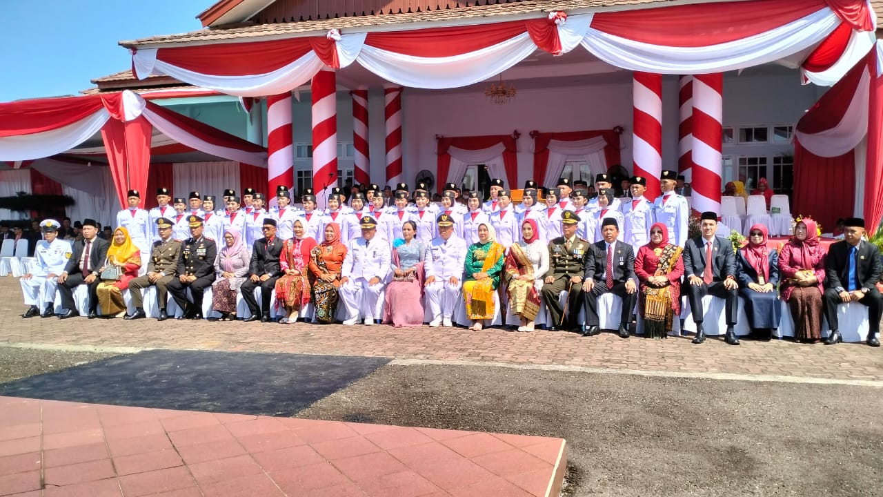 ) RI yang ke 77 yang di laksanakan di halaman gedung daerah Serasan Seijoan,